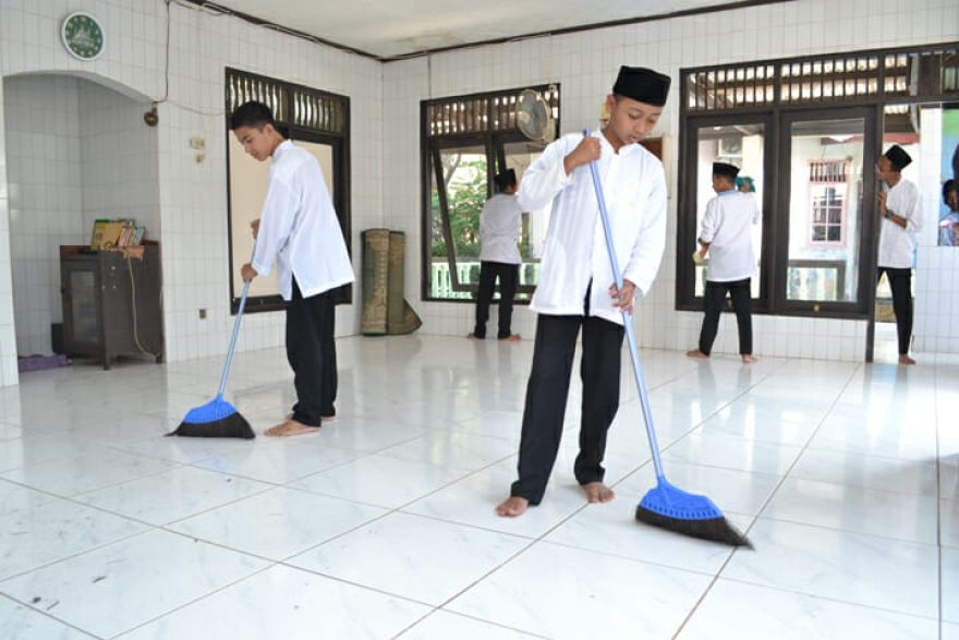 Kegiatan Bersih Masjid di Desa Dawung: Meningkatkan Kebersihan Rumah Ibadah untuk Kenyamanan Warga