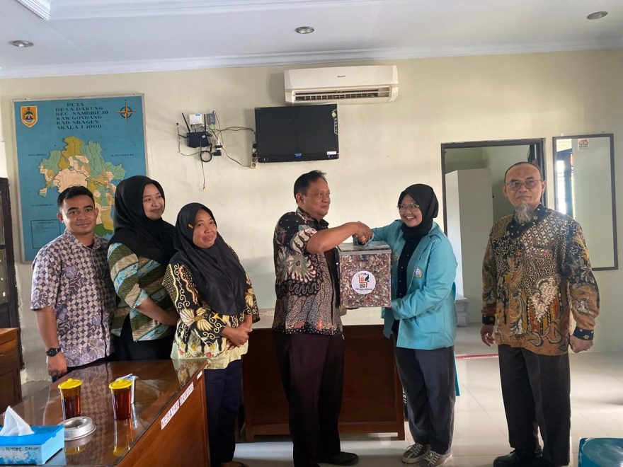 Universitas Sebelas Maret UNS surakarta Berikan Kenang-Kenangan Inovatif kepada Perangkat Desa Dawung: Tempat Sampah dari Resin Hasil Daur Ulang