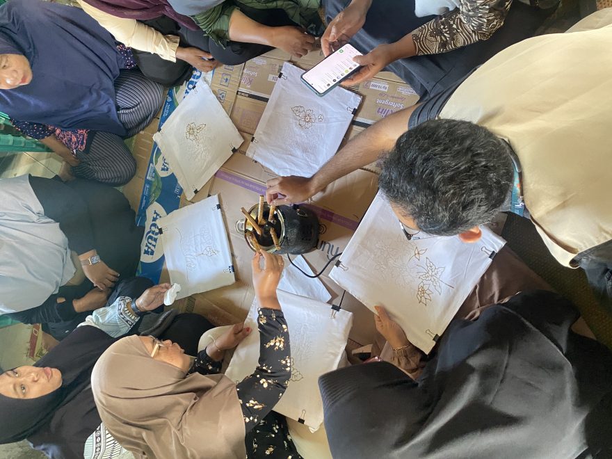 Mahasiswa KKN UNS 2026 Kolaborasi dengan Ibu-Ibu PKK Desa Dawung dalam Program Membatik