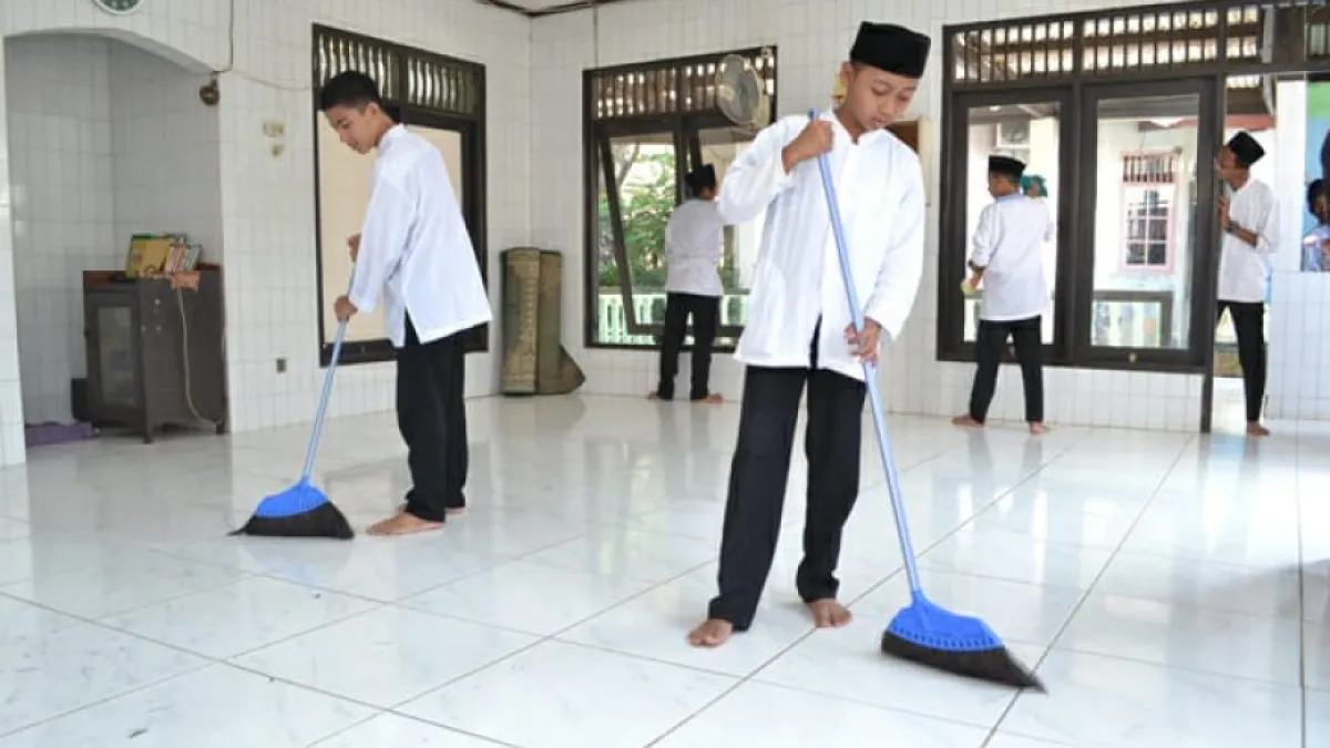 Kegiatan Bersih Masjid di Desa Dawung: Meningkatkan Kebersihan Rumah Ibadah untuk Kenyamanan Warga