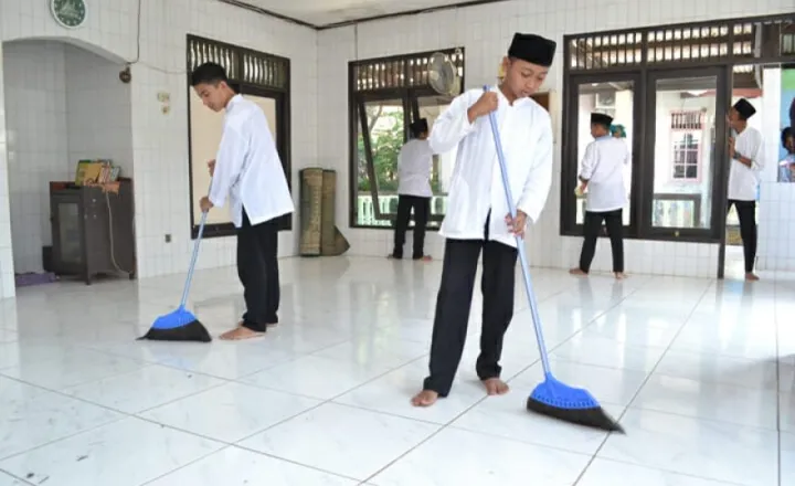 Kegiatan Bersih Masjid di Desa Dawung: Meningkatkan Kebersihan Rumah Ibadah untuk Kenyamanan Warga
