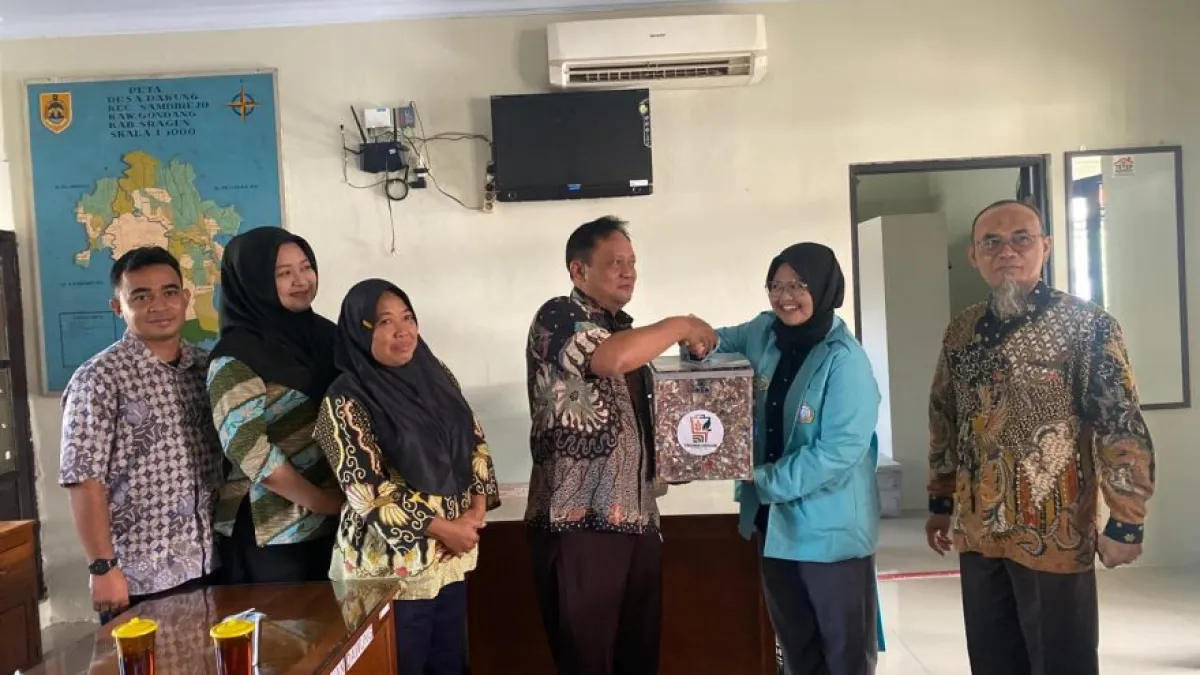 Universitas Sebelas Maret UNS surakarta Berikan Kenang-Kenangan Inovatif kepada Perangkat Desa Dawung: Tempat Sampah dari Resin Hasil Daur Ulang