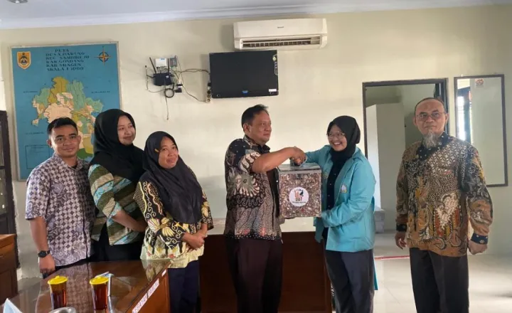 Universitas Sebelas Maret UNS surakarta Berikan Kenang-Kenangan Inovatif kepada Perangkat Desa Dawung: Tempat Sampah dari Resin Hasil Daur Ulang