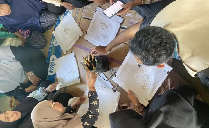 Mahasiswa KKN UNS 2026 Kolaborasi dengan Ibu-Ibu PKK Desa Dawung dalam Program Membatik
