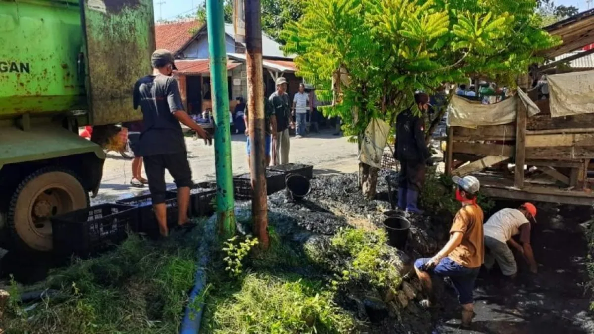 Pembersihan Selokan Desa Dawung: Upaya Bersama untuk Mencegah Banjir dan Meningkatkan Kebersihan Lingkungan