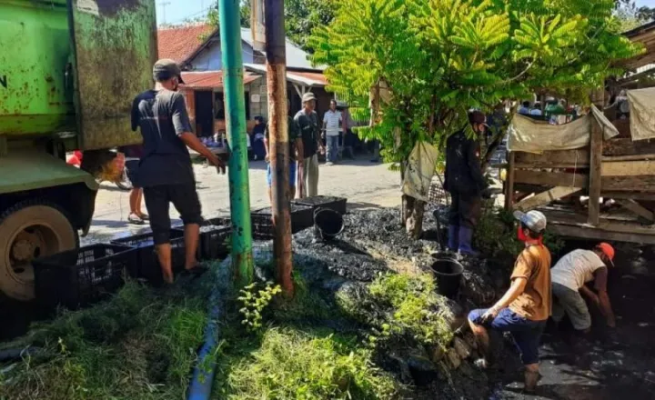 Pembersihan Selokan Desa Dawung: Upaya Bersama untuk Mencegah Banjir dan Meningkatkan Kebersihan Lingkungan