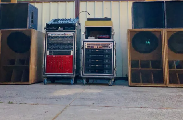 KERAJINAN KAYU SALON SOUND SYSTEM